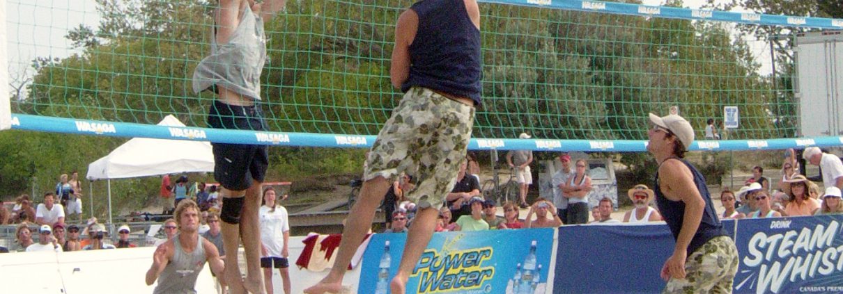 Mensen zijn bezig met beach volleyball, alleen mogelijk in de Parkmix.