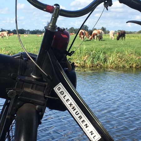 Een solex bij het water solexhuren.nl